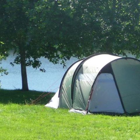 Kampeerplaats - Standplaats + elektriciteit + auto + tent / caravan of camper voor 2 personen