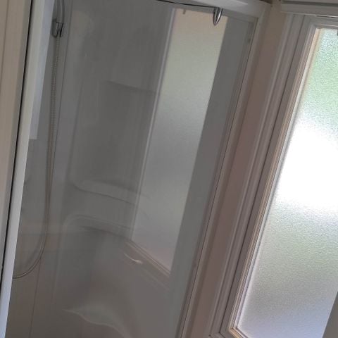 Mobilheim 6 Personen - 31 m² / 3 Zimmer - Halboffene Terrasse + TV + Klimaanlage