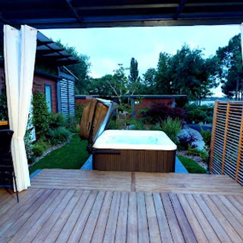 Mobilheim 2 Personen - Cottage Pagode Premium 2 Zimmer 2 Personen Seeblick Jacuzzi + Klimatisiert + TV