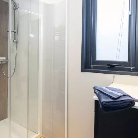 Stacaravan 4 personen - Cottage Pagode Premium 3 Kamers 4 Personen uitzicht op het meer Airconditioning + TV
