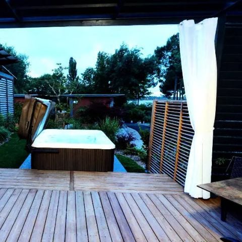 Mobilhome 2 personnes - Cottage Pagode Premium 2 Pièces 2 Personnes vue lac Jacuzzi + Climatisé + TV