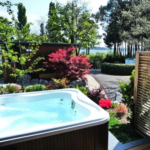 MOBILE HOME 2 people - Premium Pagoda Cottage – 2 rooms, sleeps 2, lake view, jacuzzi, air conditioning and TV