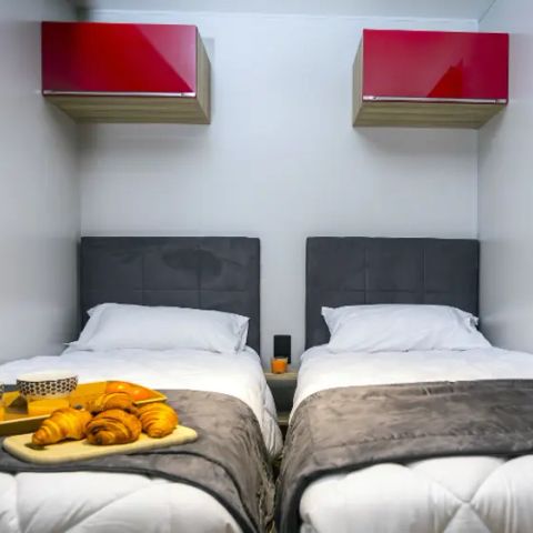 MOBILE HOME 4 people - Premium Pagoda Cottage – 3 rooms, sleeps 4, lake view, air-conditioned + TV