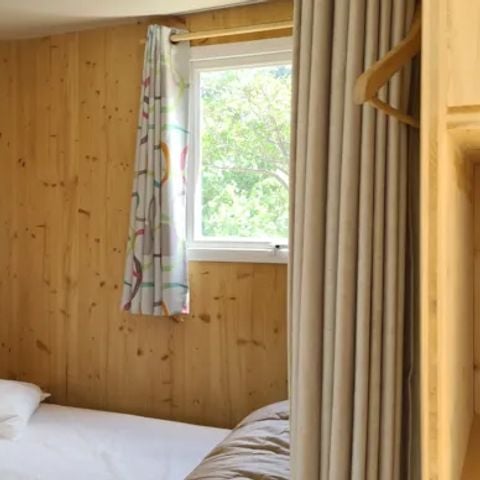 Tente en toile et en bois 5 personnes - Cahute des randonneurs 18m² - 2 chambres - sans sanitaire 5 pers