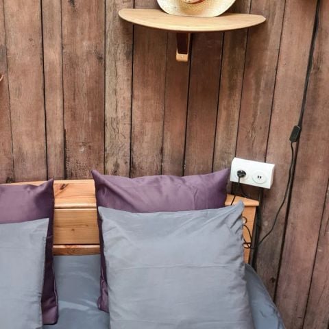 HÉBERGEMENT INSOLITE 4 personnes - Foudreaterre 1 chambre (Petit déjeuner, lit/ménage fait, panier apéro) + SPA 2/4 pers