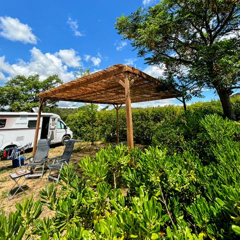 STAANPLAATS - Premium pakket (1 tent, caravan en 1 auto of camper / 16A elektriciteit)