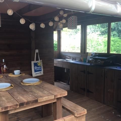 STAANPLAATS - Freecamp pakket (1 tent, caravan en 1 auto of camper / 16A elektriciteit) + sanitair voor 2/6 personen