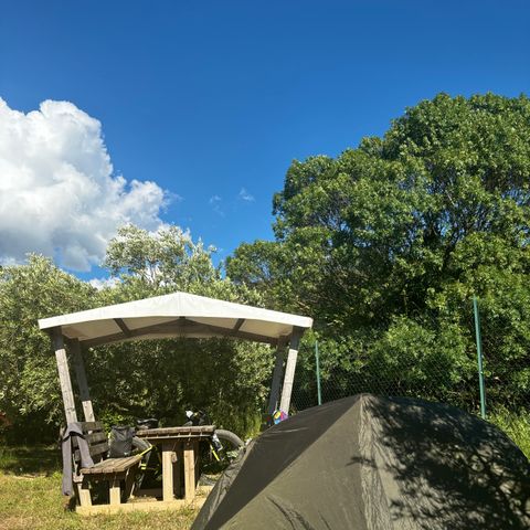 STAANPLAATS - Natuurpakket - alleen kleine tent - geen elektriciteit - ideaal voor zachte mobiliteit + Picknicktafel