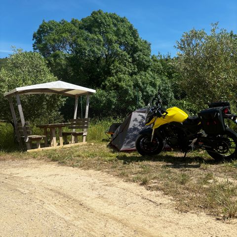 STAANPLAATS - Natuurpakket - alleen kleine tent - geen elektriciteit - ideaal voor zachte mobiliteit + Picknicktafel