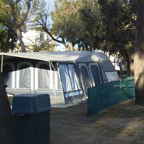 Kampeerplaats - Standaard: auto + tent