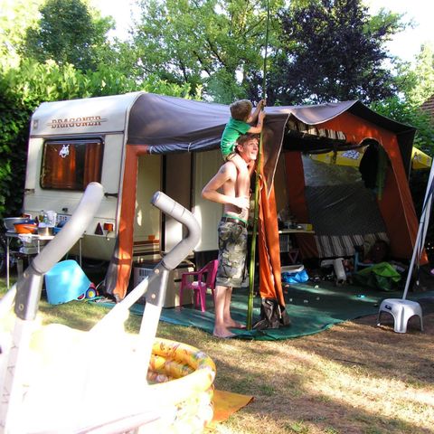STAANPLAATS - Comfortpakket: standplaats + 1 tent, caravan + 1 auto of camper + 10A elektriciteit