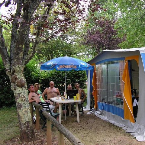 STAANPLAATS - Comfortpakket: standplaats + 1 tent, caravan + 1 auto of camper + 10A elektriciteit