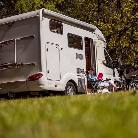 EMPLACEMENT - (caravane ou camping-car / 1 voiture + 1 tente) + électricité