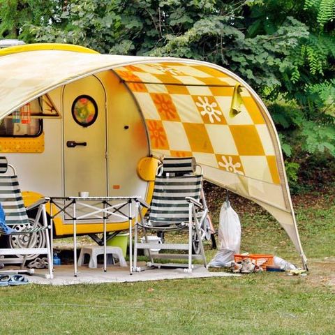 EMPLACEMENT - (caravane ou camping-car / 1 voiture + 1 tente) + électricité