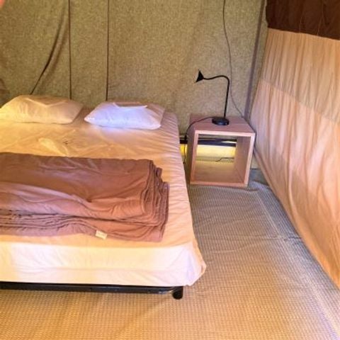 Tente en toile et en bois 5 personnes - Tente Pilotis 2 chambres. Arrivée 16h Départ 10h. Max