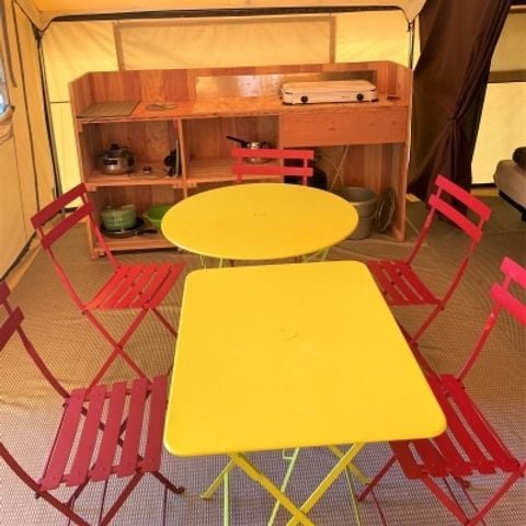 Tente en toile et en bois 5 personnes - Tente Pilotis 2 chambres. Arrivée 16h Départ 10h. Max