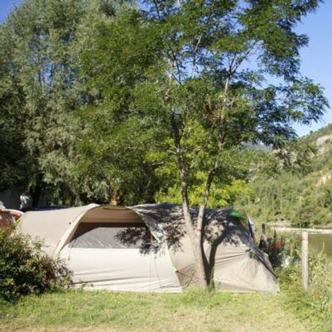 Kampeerplaats - Formule aan de rivier (standplaats + tent, caravan of camper / 1 auto + 10A elektriciteit)