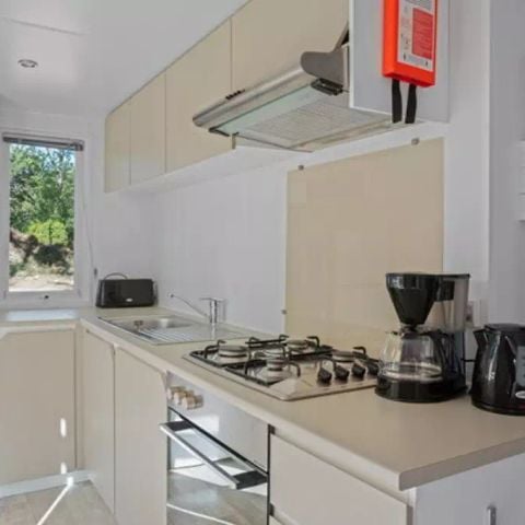 BUNGALOW 6 personnes - Mobil-home | Premium | 3 Ch. | 6 Pers. | Terrasse surélevée | 1 SDB | Clim.