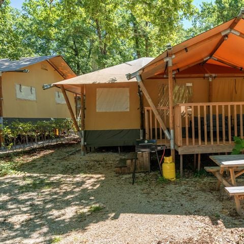 Zelt 6 Personen - 3 Schlafzimmer | 6 Schlafplätze | Halbüberdachte Terrasse | 1 Badezimmer | Klimaanlage