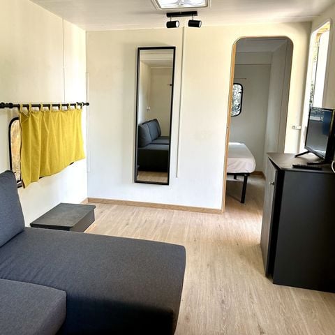 CARAVANA 2 personas - Caravana Superior - sin instalaciones sanitarias, cocina exterior - precio para 2 personas