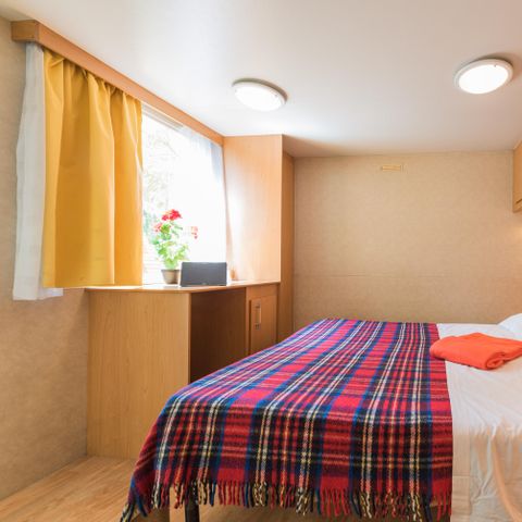 BEDROOM 2 people