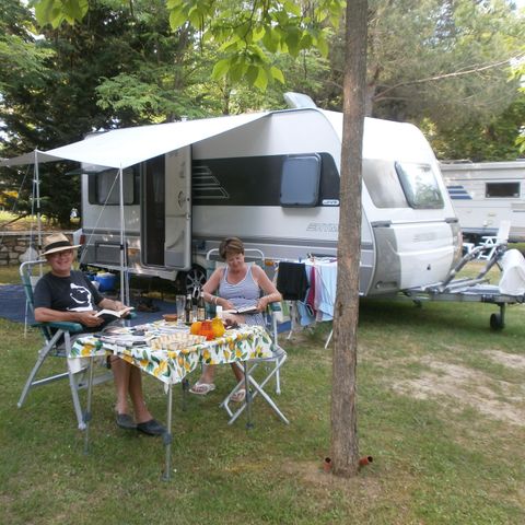 EMPLACEMENT - Emplacement Standard pour Caravane, Camping Car et tente (Forfait de base de 2 personnes)