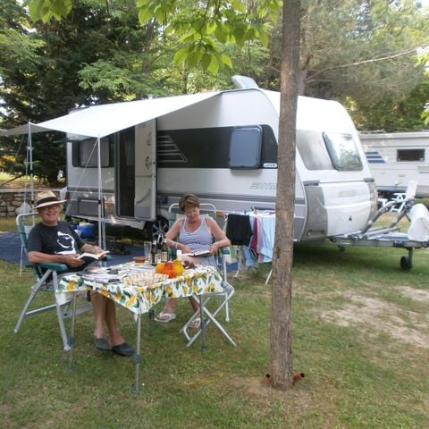 Kampeerplaats - Standaardplaats voor caravan, camper en tent (basispakket voor 2 personen)
