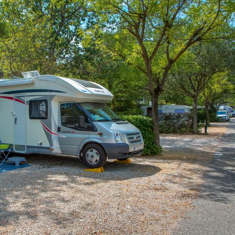 STAANPLAATS - Tent, caravan of camper + voertuig + 10 Ampère elektriciteit.