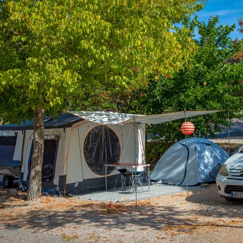 STAANPLAATS - Tent, caravan of camper + voertuig + 10 Ampère elektriciteit.