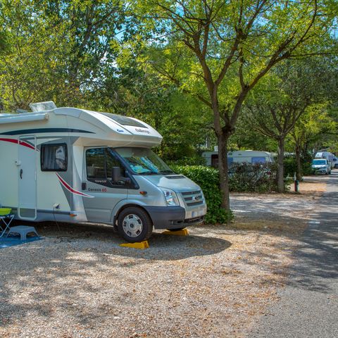 Kampeerplaats - Tent, caravan of camper + voertuig + 10 Ampère elektriciteit.