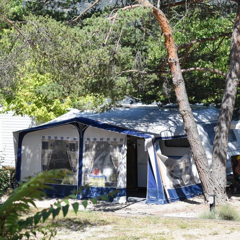 EMPLACEMENT - Forfait tente, caravane ou camping-car + véhicule + électricité 10 Amp.