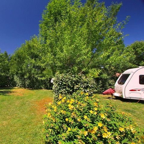 EMPLACEMENT - Forfait: Emplacement 1 voiture + tente ou caravane + Electricité 10A