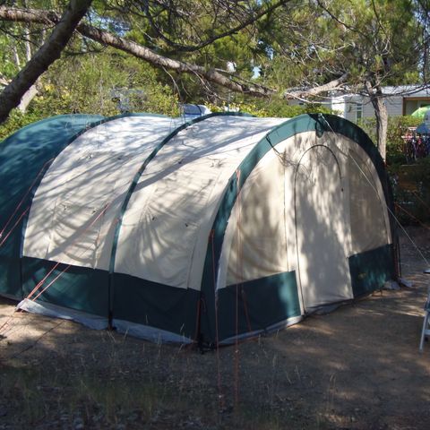 STAANPLAATS - PRIVILEGE 100 m² + 10 A elektriciteit.