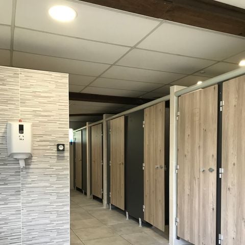 Stellplatz - Forfait Pré-équipé (1 Stellplatz / 1 Essbereich / 1 Auto / Strom 10A)