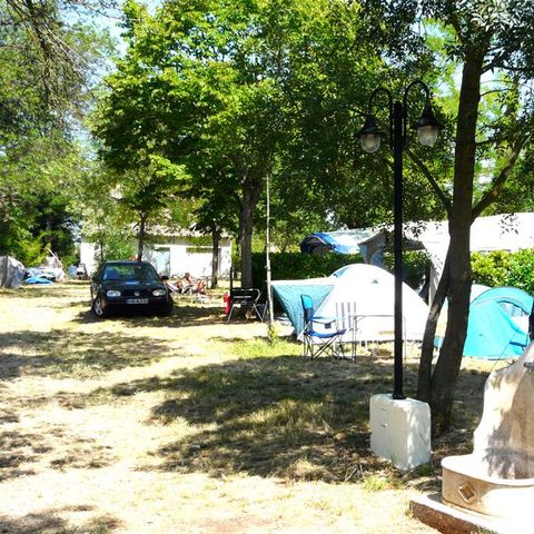STAANPLAATS - 1 tent, caravan of camper / 1 auto
