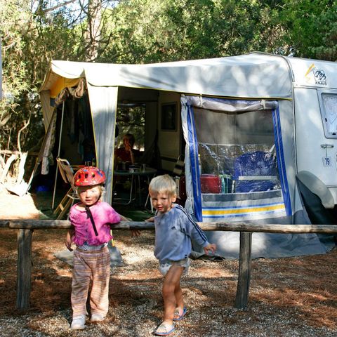 Kampeerplaats - VOOR CAMPER/CARAVAN/BUSAANHANGWAGEN TENT