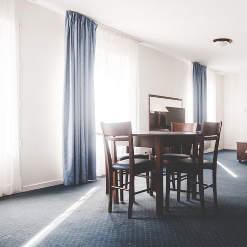 APARTMENT 6 people