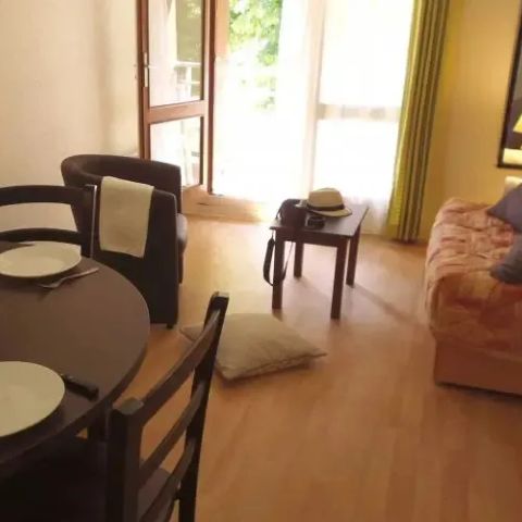 APARTMENT 4 people