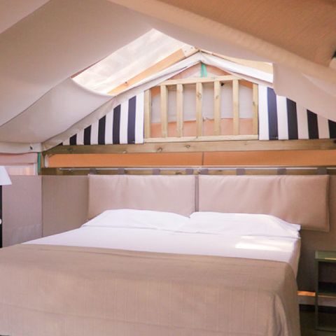 TIENDA DE LONA Y MADERA 2 personas - MINI CARPA LODGE (sin instalaciones sanitarias) equipada con un pequeño frigorífico