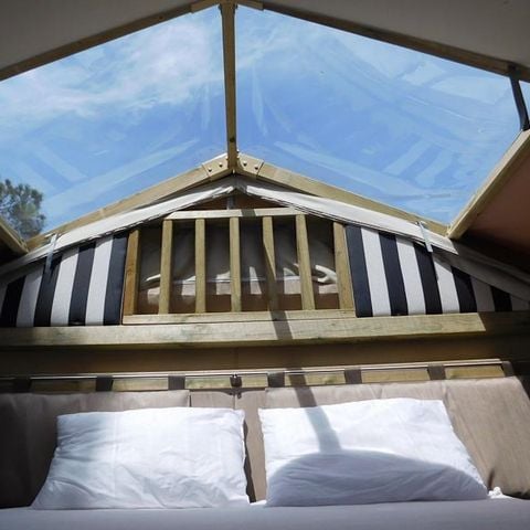 Tent van canvas en hout 2 personen - MINI LODGE TENT (zonder sanitair) uitgerust met een kleine koelkast
