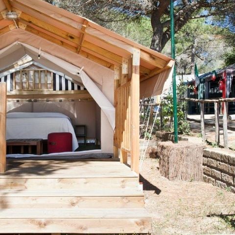 TENTE TOILE ET BOIS 2 personnes - MINI LODGE TENT (sans sanitaire) équipée d'un petit réfrigérateur