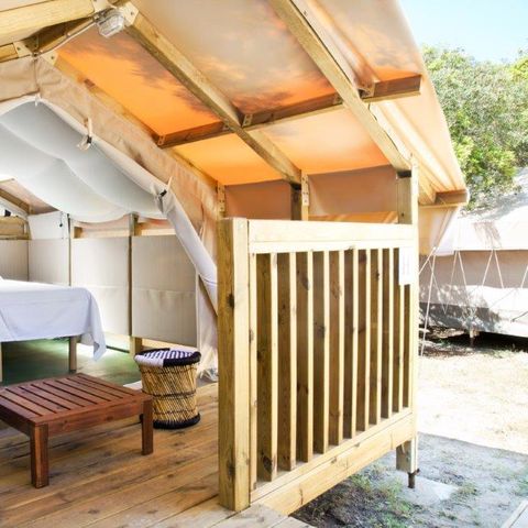 TIENDA DE LONA Y MADERA 2 personas - MINI CARPA LODGE (sin instalaciones sanitarias) equipada con un pequeño frigorífico