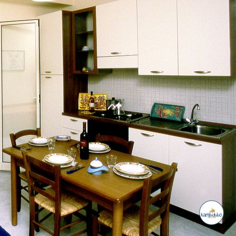 APARTMENT 6 people