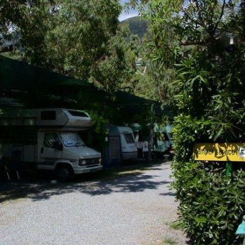 Kampeerplaats - Standplaats: auto + tent/caravan of camper + elektriciteit + water