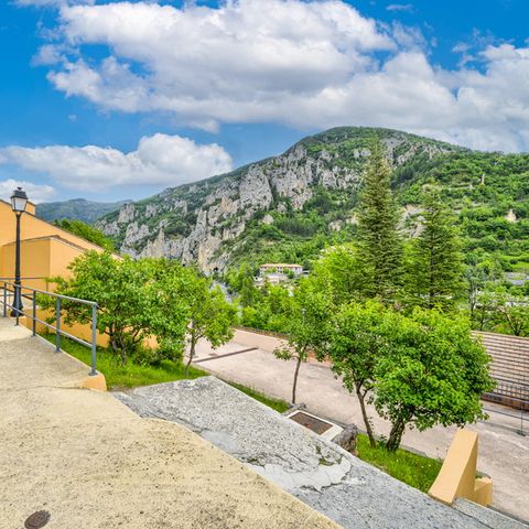 Camping Résidence Les Gorges Rouges à GUILLAUMES, tarifs et réservations