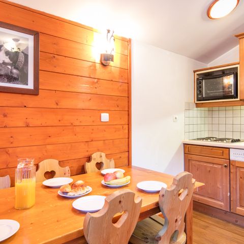 APARTMENT 4 people
