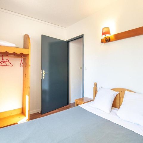 APARTMENT 6 people