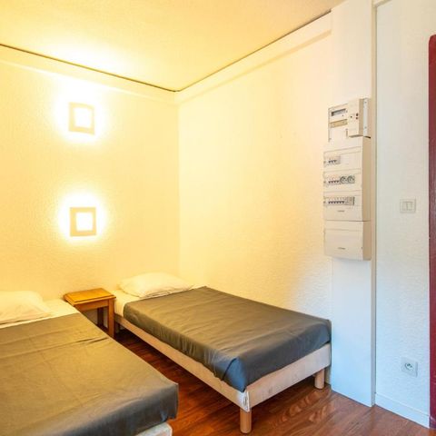 APARTMENT 8 people