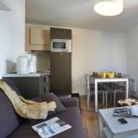 APARTMENT 6 people