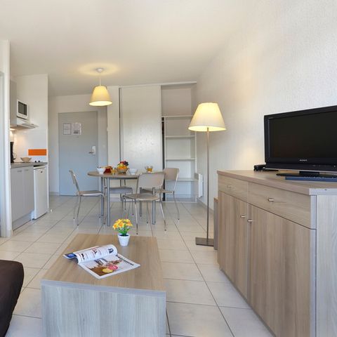 Apartment 4 persons - 2-room flat, sleeps 4, air-conditioned, pool view